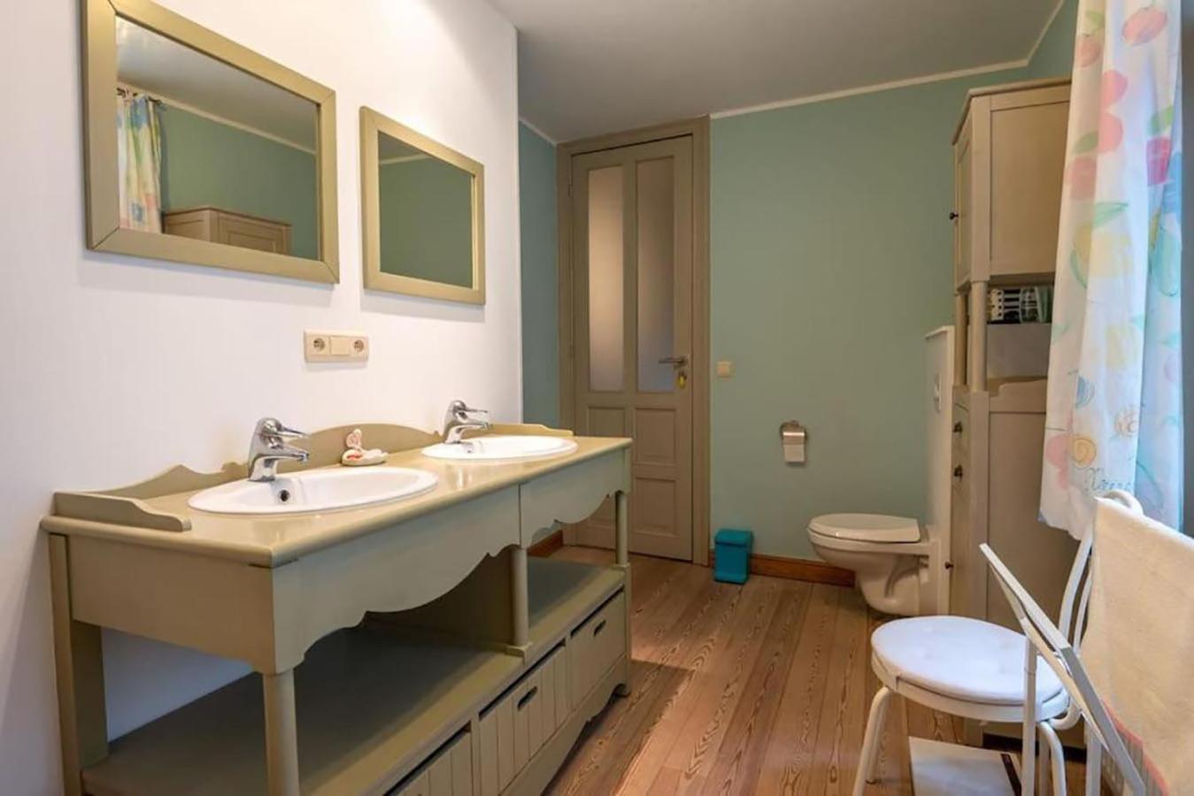 Vakantiehuis Spacious 7-bed House In *