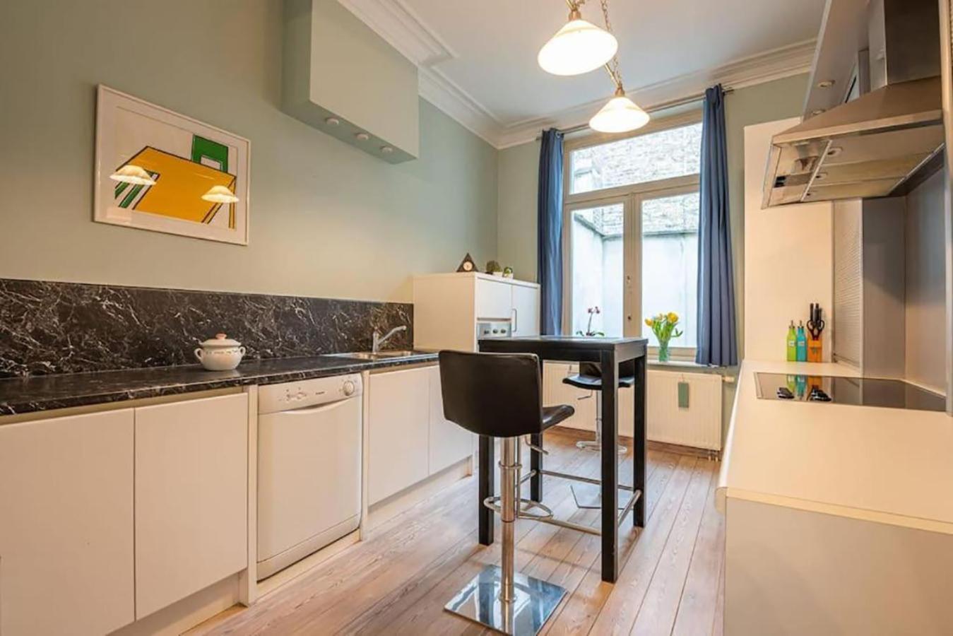 Vakantiehuis Spacious 7-bed House In Oostende