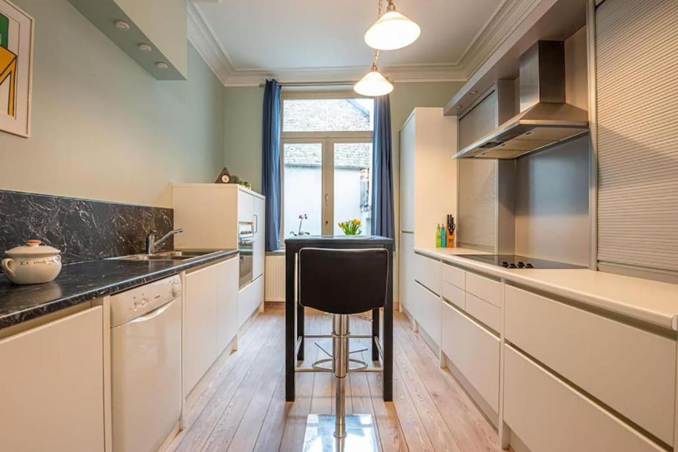 Vakantiehuis Spacious 7-bed House In *