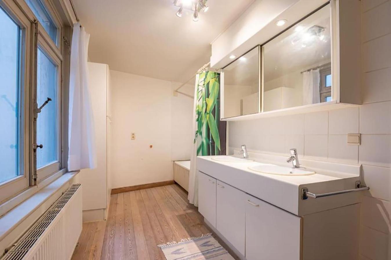 Spacious 7-bed House In *