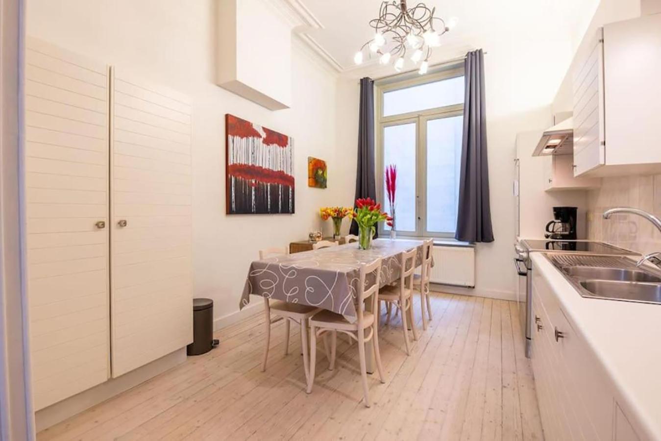 Spacious 7-bed House In Vakantiehuis Oostende